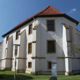 Stadtarchiv Lemgo Stadtarchiv Lemgo, historisches Gebäude mit weißem Putz und rotem Dach, Fenster mit Steineinfassungen.