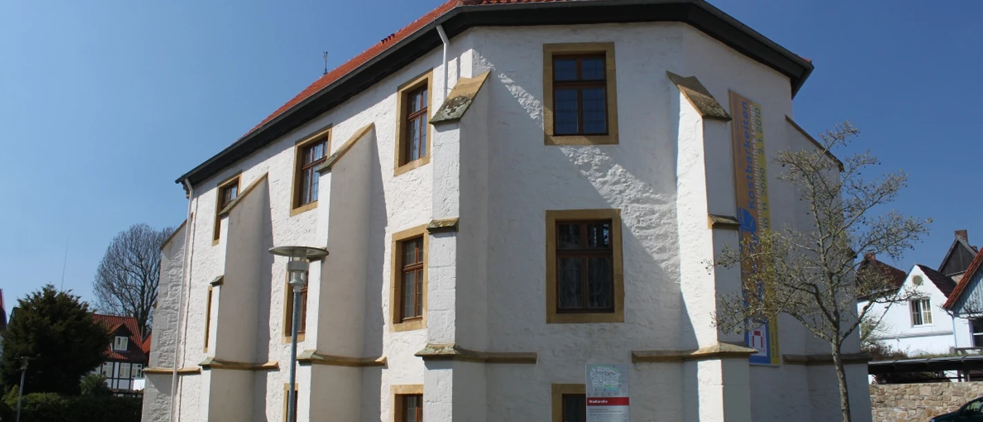 Stadtarchiv Lemgo Stadtarchiv Lemgo, historisches Gebäude mit weißem Putz und rotem Dach, Fenster mit Steineinfassungen.