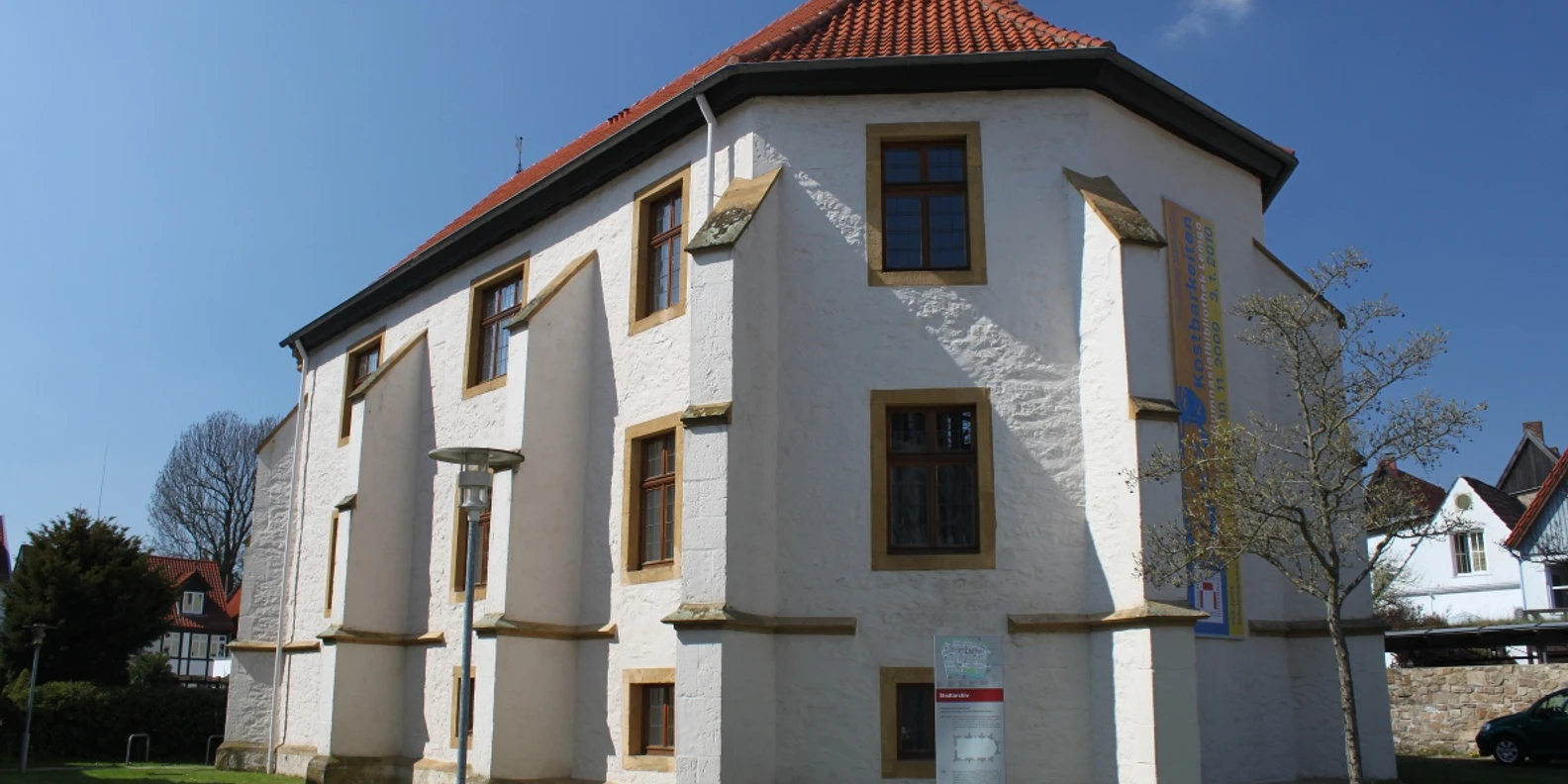 Stadtarchiv Lemgo Stadtarchiv Lemgo, historisches Gebäude mit weißem Putz und rotem Dach, Fenster mit Steineinfassungen.