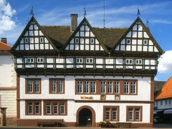 Rathaus Blomberg Fachwerk-Rathaus in Blomberg mit markanten Giebeln und reich verzierter Fassadenfront im Sonnenschein.