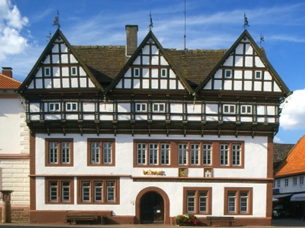 Rathaus Blomberg Fachwerk-Rathaus in Blomberg mit markanten Giebeln und reich verzierter Fassadenfront im Sonnenschein.