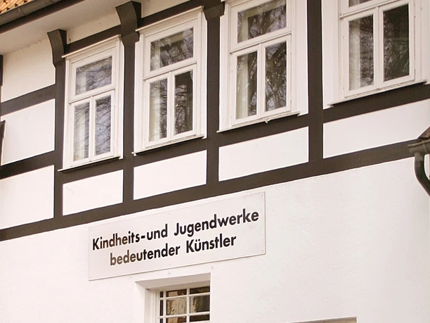 Museum für Kindheits- und Jugendwerke bedeutender Künstlerinnen und Künstler Historisches Fachwerkhaus mit der Beschilderung "Kindheits- und Jugendwerke bedeutender Künstler".