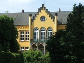 Schloss Iggenhausen Schloss Iggenhausen präsentiert seine gelbe Fassade mit einem markanten Ziergiebel und Erkern.