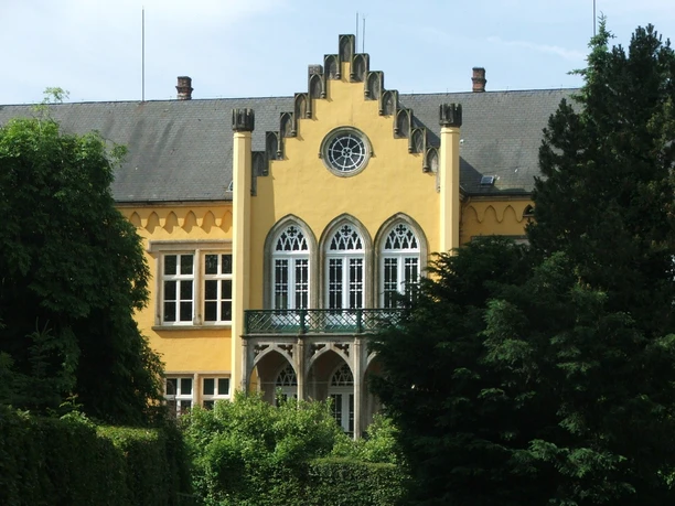 Schloss Iggenhausen Schloss Iggenhausen präsentiert seine gelbe Fassade mit einem markanten Ziergiebel und Erkern.