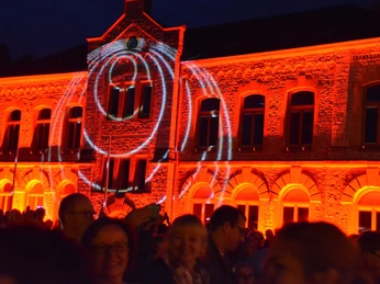 illuminiertes Rathaus Wiedereröffnung des Rathausplatzes, 30 Jahre Städtepartnerschaft mit Viller-lès-Nancy