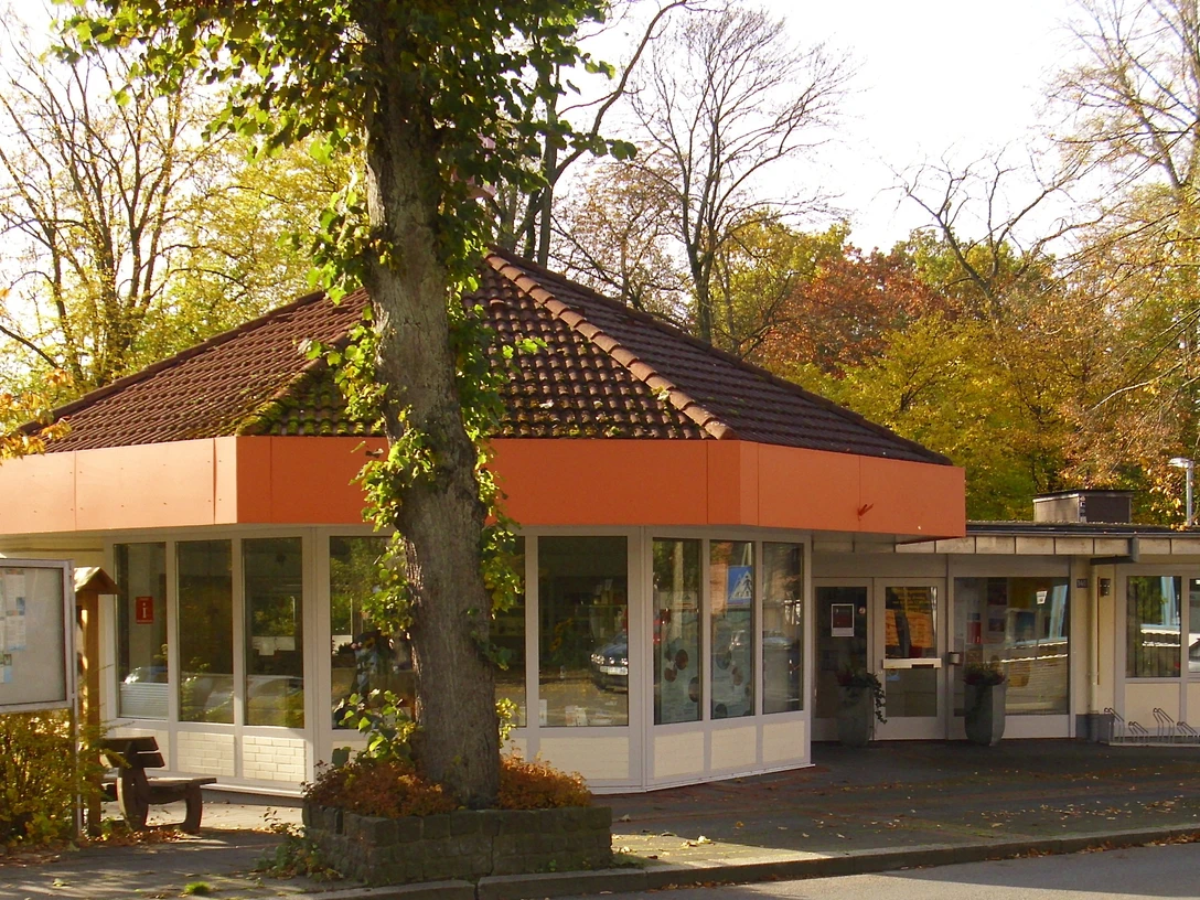 Tourist Information Bad Driburg Tourist Information Bad Driburg, rundes Gebäude mit großen Fenstern, umgeben von herbstlichen Bäumen.