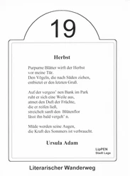 Herbstgedicht an einer Lesestation im Park, das von purpurnen Blättern und Abschied erzählt.