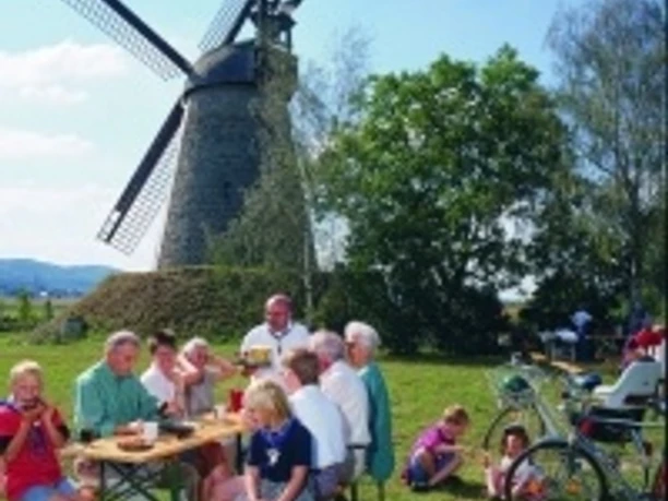 Das Bild zeigt einen Mahl- und Backtag an der Windmühle Dützen.