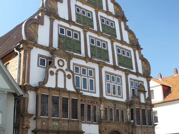 Hexenbürgermeisterhaus Lemgo Renaissance-Fachwerkgebäude mit reichverzierter Fassade und grünen Klappläden in Lemgo.