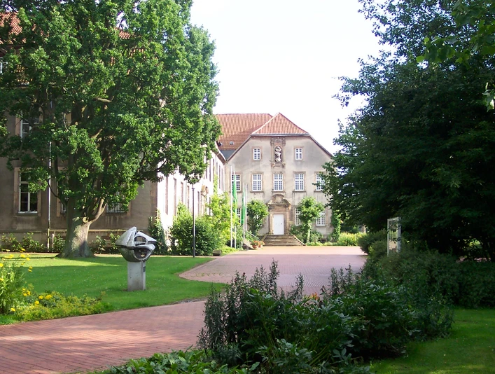 Kloster Willebadessen Historisches Kloster Willebadessen mit Ziegelsteingebäude, umgeben von grünen Bäumen und gepflegten Gärten.