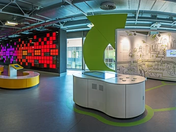 HNF Heinz Nixdorf Museums Forum Innenansicht des Heinz Nixdorf Museums Forum, moderner Ausstellungsbereich mit interaktiven Elementen.