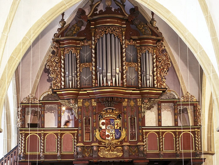 Alexanderkirche_Orgel Die prächtige Orgel der Alexanderkirche beeindruckt durch ihre kunstvollen Holzverzierungen und Pfeifen.