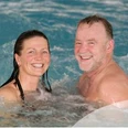 Badende Kurmittelhaus SoleVital Bad Laer Zwei lächelnde Personen genießen ein Bad im Innenpool des SoleVital Kurmittelhauses in Bad Laer.