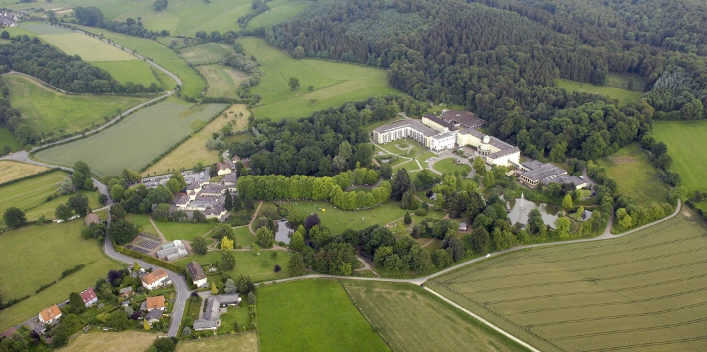 Vogelperspektive vom Bad Hermannsborn.