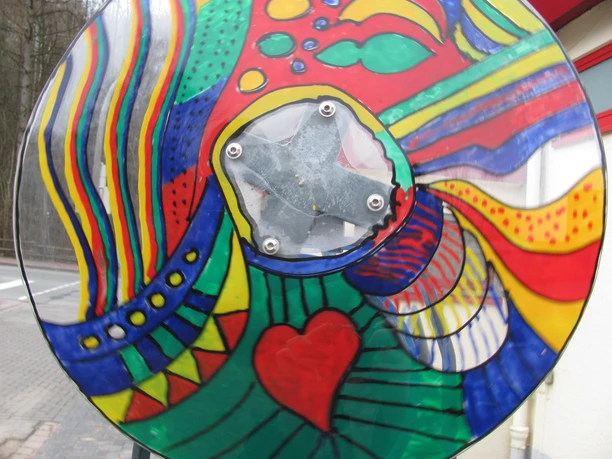 Mit der Drehscheibe am Kaleidoskop kann man immer wieder neue Bilder generieren Die Drehscheibe und die Muster die man damit erstellen kann.