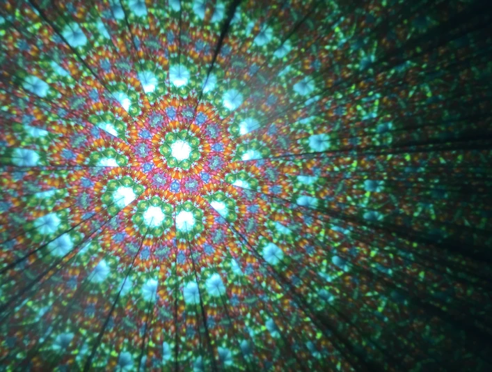 Blick ins Innere des Kaleidoskop wo bunte Muster entstehen.