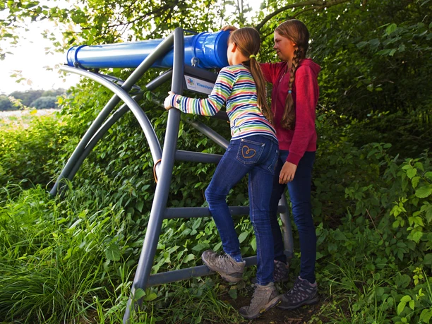 Zwei Mädchen stehen am klassischen Kaleidoskop.