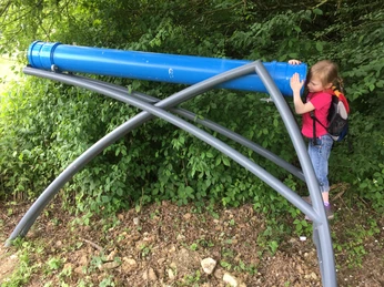 Klassisches Kaleidoskop am Steinberg Mädchen guckt ins klassische Kaleidoskop am Steinberg.