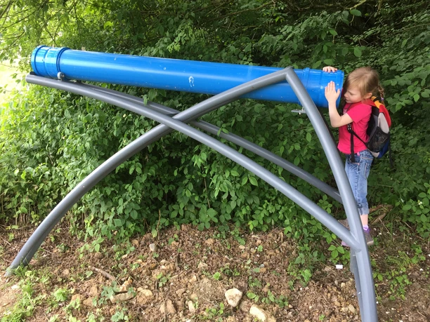 Klassisches Kaleidoskop am Steinberg Mädchen guckt ins klassische Kaleidoskop am Steinberg.