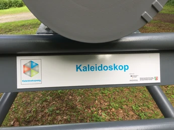 Das Kaleidoskop ist Teil des Kaleidoskopwegs Nahaufnahme vom Schild des Kaleidoskop.