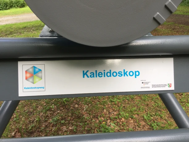 Das Kaleidoskop ist Teil des Kaleidoskopwegs Nahaufnahme vom Schild des Kaleidoskop.