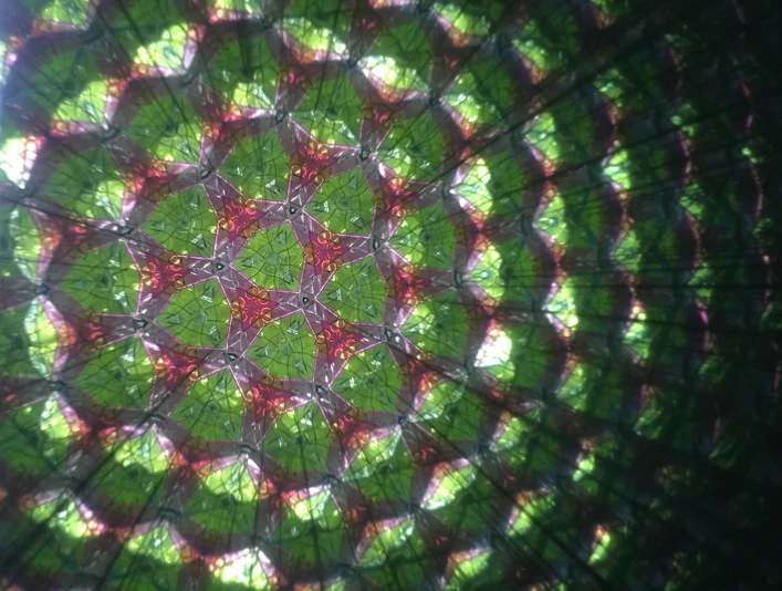 Farbenfrohes Kaleidoskop-Muster mit langsamer Bewegung, zeigt harmonische Anordnung sich wandelnder Formen.