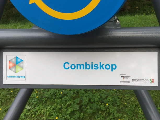Das Combiskop ist Teil des Kaleidoskopwegs Nahaufnahme vom Schild des Combiskop.