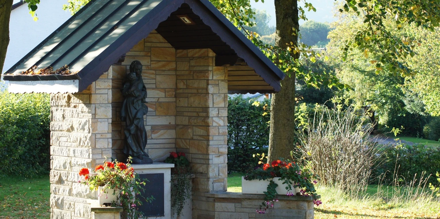 Bildstock Bildstock Denkmal mit frischen Blumen.