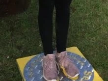 Selfie Point Campingplatz Am Furlbach gut sichtbar auf gelber Steinplatte Gelbe Steinplatte mit Aufschrift "Selfie Point Campingplatz Am Furlbach", zwei Schuhe darauf.