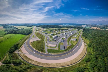 Test- und Präsentationsstrecke Bilster Berg Drive Resort Vogelperspektive von der Test- und Präsentationsstrecke am Bilster Berg Drive Resort.