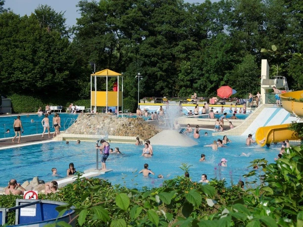 Belebtes Freizeitbad in Bad Driburg im Sommer.