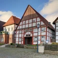 Historische Altstadt Schwalenberg Zwei historische Fachwerkhäuser stehen nebeneinander; rotes Ziegeldach, strahlend weiße Fassade.