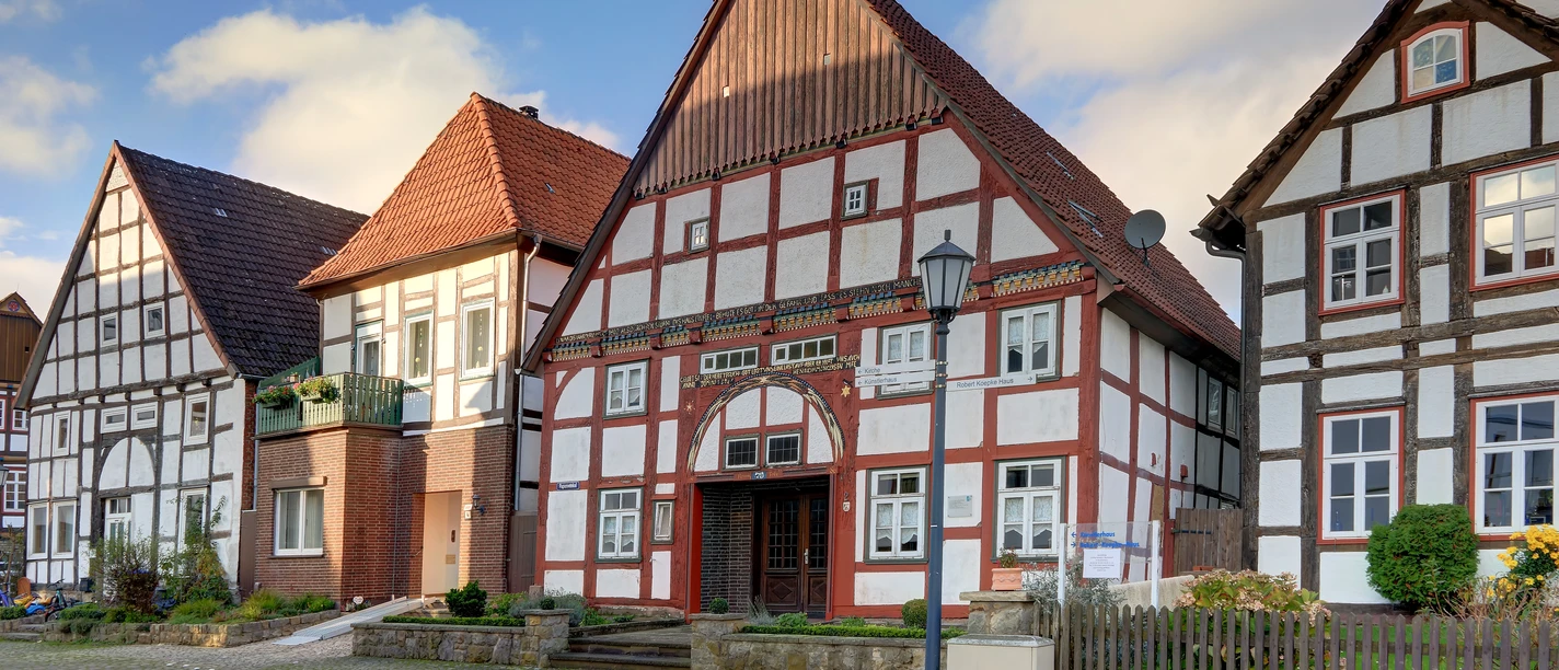 Historische Altstadt Schwalenberg Zwei historische Fachwerkhäuser stehen nebeneinander; rotes Ziegeldach, strahlend weiße Fassade.