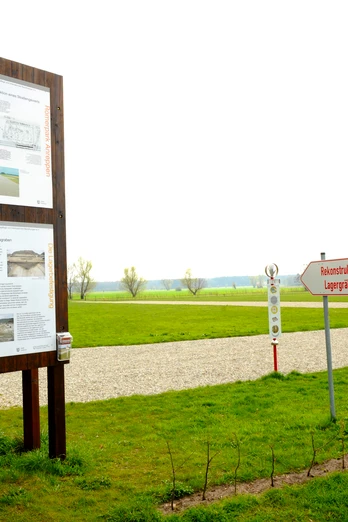 Römerlager Anreppen Infotafel und Wegweiser im Römerlager Anreppen, umgeben von einer weiten Wiesenlandschaft.