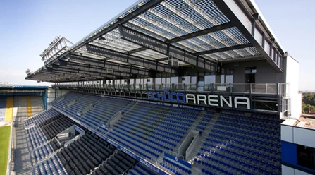 Schüco-Arena Bielefeld Moderne Fußballarena mit überdachter Tribüne, blau-weißen Sitzen und markanter Beschriftung.