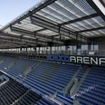 Schüco-Arena Bielefeld Moderne Fußballarena mit überdachter Tribüne, blau-weißen Sitzen und markanter Beschriftung.