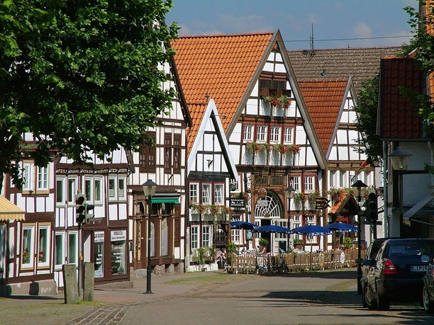 Neue Torstraße Fachwerkhäuser aus dem Mittelalter mit roten Ziegeldächern, Café mit Außenbestuhlung an der Straße.