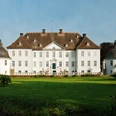 Vinsebeck Schloss Vinsebeck, ein barockes Wasserschloss, umgeben von einer gepflegten Rasenfläche und zwei Türmen.