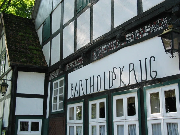 Bartholdskrug 2 Historisches Fachwerkgebäude mit weiß- und schwarzem Holz, Aufschrift "BARTHOLDSKRUG", mehrere Fenster.