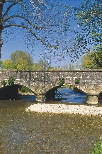 Heubachbrücke Steinheim Historische Steinbrücke mit drei Bögen spannt sich über einen sanft fließenden, klaren Bach.