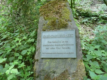 Karl Carstens Gedenktafel Gedenkstein im Wald mit Inschrift "Karl-Carstens-Weg" und Widmung an den verstorbenen Bundespräsidenten.