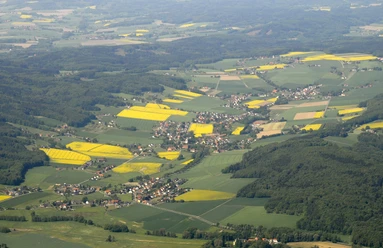 Preußisch Oldendorf aus der Luft Luftaufnahme von Preußisch Oldendorf mit weitläufigen Feldern, Waldgebieten und verstreuten Häusern.