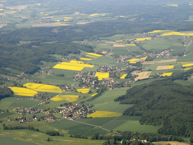 Preußisch Oldendorf aus der Luft Luftaufnahme von Preußisch Oldendorf mit weitläufigen Feldern, Waldgebieten und verstreuten Häusern.