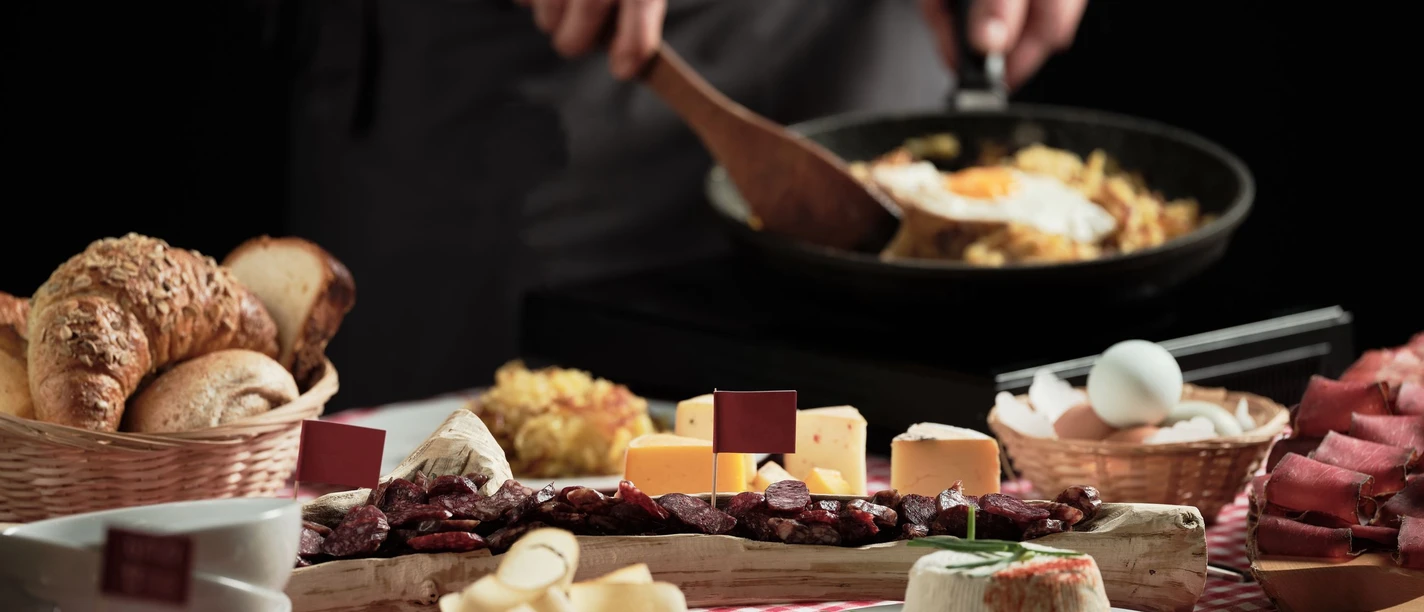 Mit feinsten einheimischen Köstlichkeiten aus dem Wallis. Mit feinsten einheimischen Köstlichkeiten aus dem Wallis.