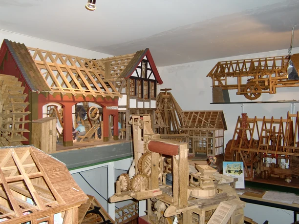 Mühlenmuseum Verschiedene Miniatur-Holzmodelle von Fachwerkhäusern, Wasserrädern und hölzernen Konstruktionen.