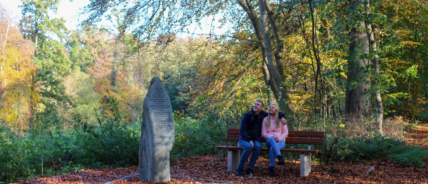 Zwei Menschen sitzen auf einer Bank