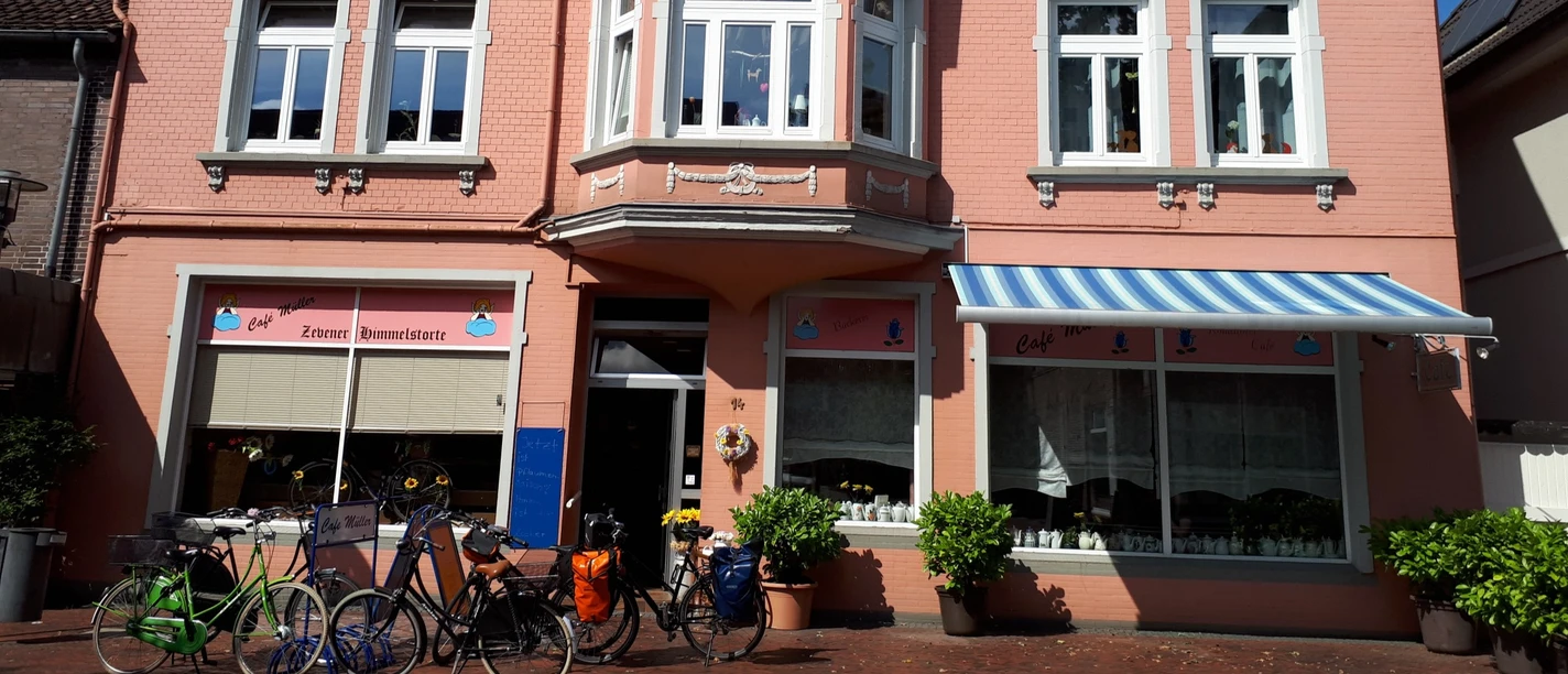 Außenansicht und Eingang der Café & Konditorei Müller Außenansicht und Eingang der Café & Konditorei Müller