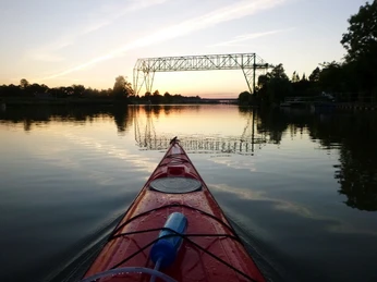 Kanu auf der Oste vor der Schwebefähre