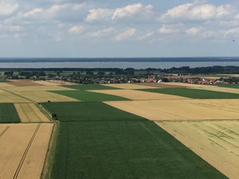 Blick aufs Steinhuder Meer Blick über weitläufige Felder und Dörfer zum türkisblauen Wasser des Steinhuder Meers im Hintergrund.