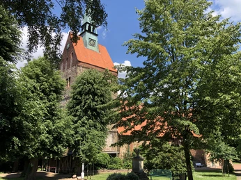 Kirche Vilsen Die mittelalterliche Kirche Vilsen ragt mit rotem Dach und Uhrturm umgeben von üppigem Grün hervor.The medieval Vilsen church stands out with its red roof and clock tower surrounded by lush greenery.Middelalderkirken i Vilsen skiller sig ud med sit røde tag og klokketårn omgivet af frodige grønne områder.De middeleeuwse kerk in Vilsen valt op met zijn rode dak en klokkentoren omringd door weelderig groen.